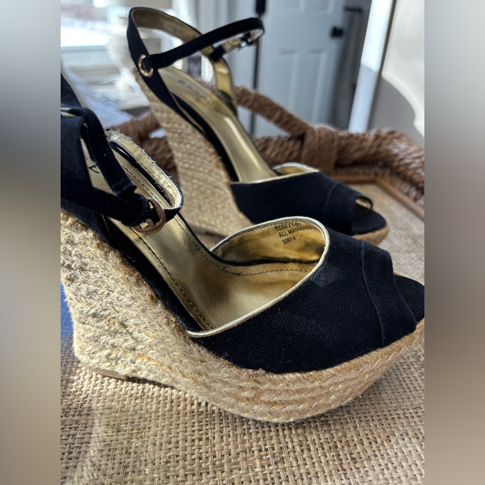 Black w Gold Trim Peep toe Platform Raffia Wedges w Gold Threading. Like new! 7